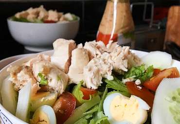 Cách làm salad ức gà ngon miệng và đơn giản